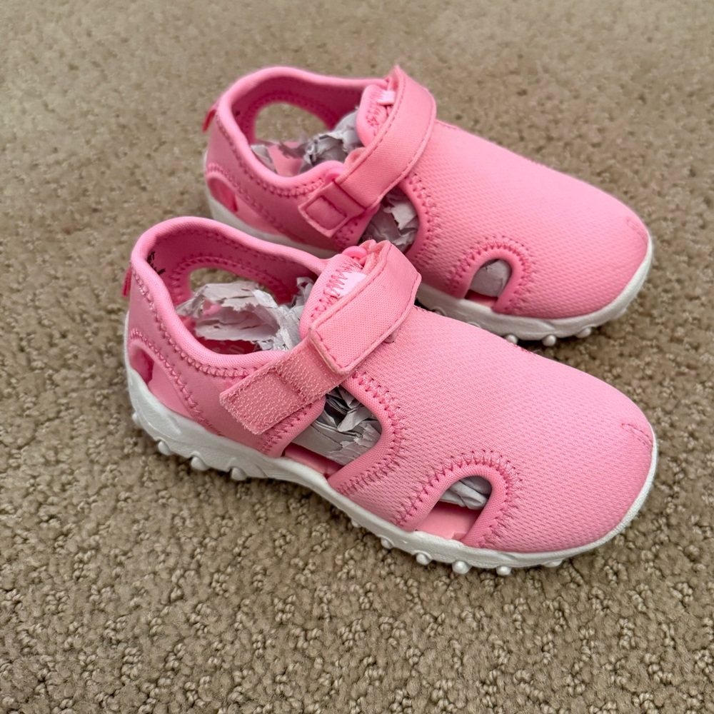 New without tag. Baby Gap water shoes. Size 7T/8T